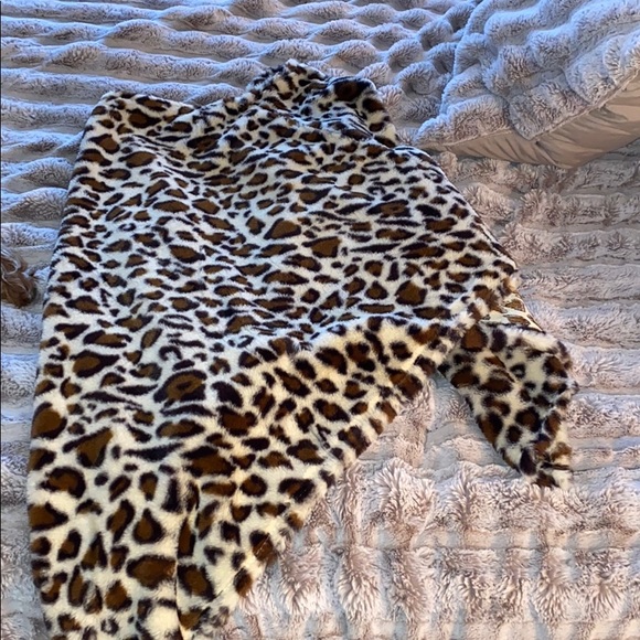 Oversized Shaw - Picture 2 of 3